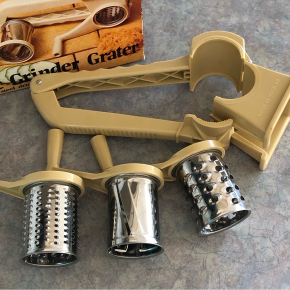 70's Plastic Grinder Grater - Kitchen Gadget - Small Kitchen Appliance - Cheese - Picture 7 of 9